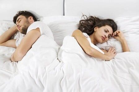 Een man met zwakke potentie en een gefrustreerde vrouw in bed